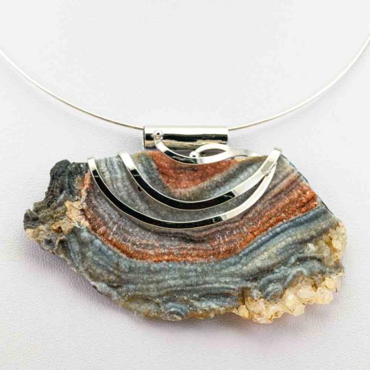 Exkluzivní přívěs s chalcedonovou růží