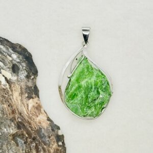 Přívěsek s Chromdiopsitem